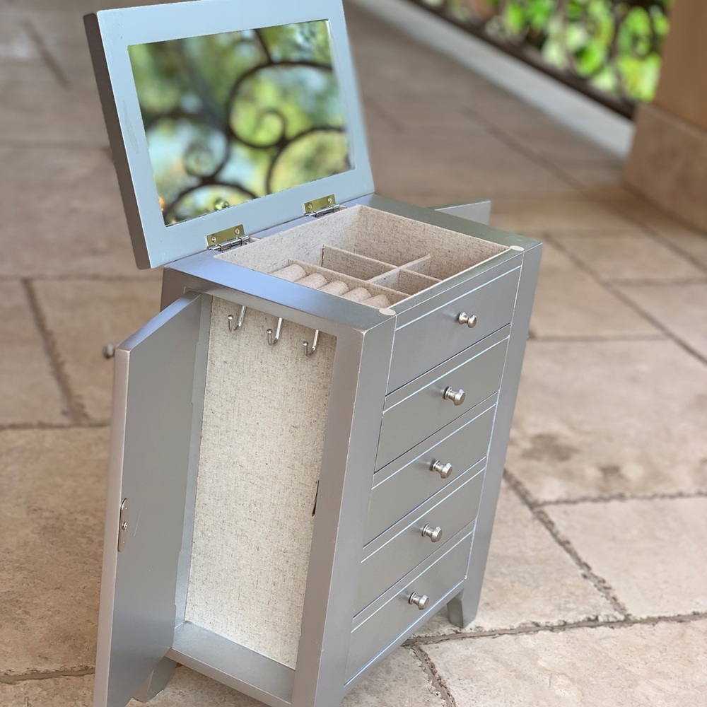Jewelry box